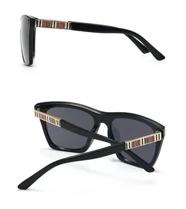Détail de lunettes de soleil plates avec motif à carreaux signature sur les branches