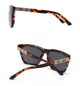 Détails des lunettes de soleil en écaille avec accents métalliques rayés sur les branches