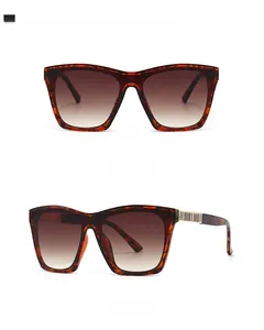 Détail de lunettes de soleil vintage en écaille avec verres dégradés marron et décor métal