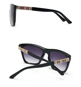 Vue détaillée de lunettes de soleil carrées avec branches rayées et verres dégradés violets