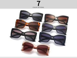 Lunettes de soleil carrées rétro disponibles en sept coloris de monture différents