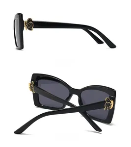 Détails de lunettes de soleil carrées noires avec charnières papillon et verres gris