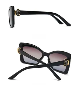 Lunettes de soleil oversize avec charnières papillon dorées et verres violets dégradés