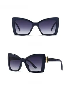 Vue détaillée de lunettes de soleil œil-de-chat bleues avec charnières papillon dorées