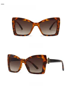 Vue détaillée de lunettes de soleil oversize en écaille avec charnières cœur et verres dégradés
