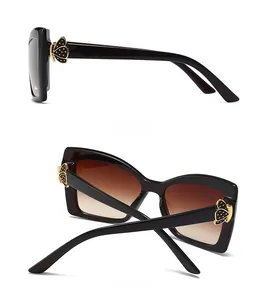 Vue latérale et arrière de lunettes de soleil noires avec détails papillon dorés
