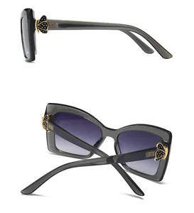 Vue latérale et arrière des lunettes de soleil oversize avec dégradé violet et papillon doré