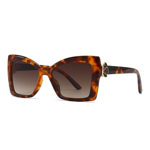 Lunettes de soleil papillon surdimensionnées à monture écaille et verres dégradés marron