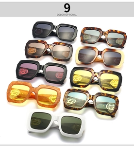 Display a matrice di nove occhiali da sole quadrati colorati con logo in metallo dorato