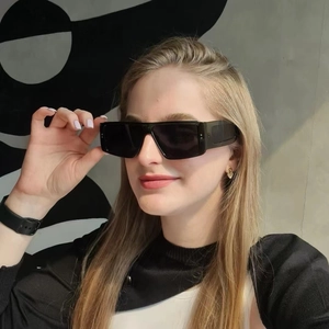 Close-up van de stijlvolle rechthoekige zonnebril met breed montuur voor een hippe look