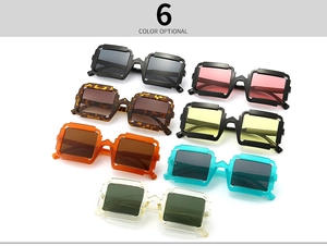 Display piatto di occhiali da sole quadrati oversize colorati in varie tonalità di tendenza