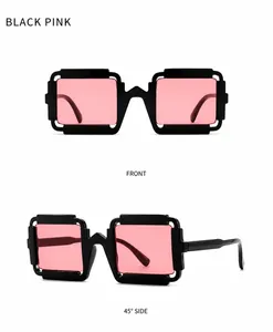 Dettaglio occhiali da sole squadrati pixel con montatura nera e lenti rosa sfumate