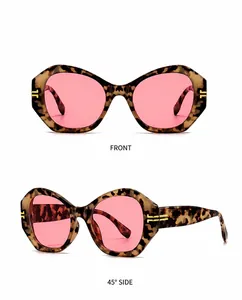 Details einer geometrischen Schildpatt-Sonnenbrille mit rosa Gläsern und Goldakzenten