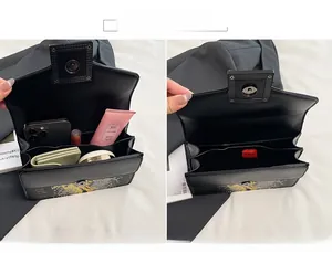 Vue détaillée du compartiment de ce sac à rabat serpent avec rangement multicouche