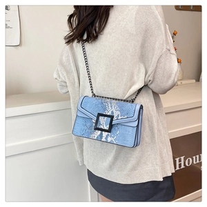 Vue détaillée du sac à motif python bleu avec boucle carrée noire et chaîne métallique