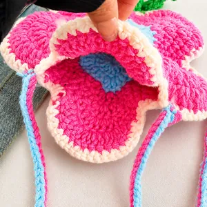 Vue détaillée de l'espace intérieur d'un sac à bandoulière en tricot fait main en fleur