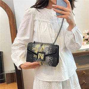 Sac bandoulière carré de style français avec cuir à motif serpent et détails de chaîne