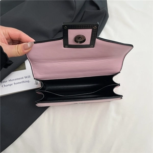 Sac bandoulière rose en cuir PU avec bandoulière chaîne et double compartiment interne