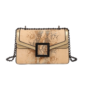 Petit sac carré à motif serpent beige avec bordure dorée et bandoulière chaîne