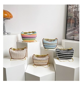 Détails de sacs en paille tissée colorée avec poignées métalliques dorées et chaînes