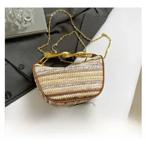 Comparaison de taille d'un sac seau tissé rayé rétro à côté d'un smartphone
