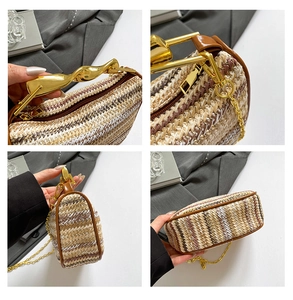Vues détaillées d'un sac tressé avec poignée dorée torsadée et bandoulière chaîne