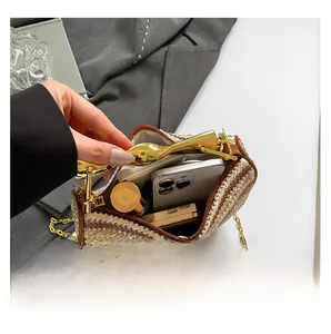 Détail de la capacité intérieure du sac bandoulière tissé avec téléphone et rouge à lèvres