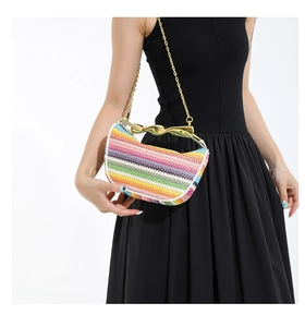 Détail du sac hobo tissé coloré avec rayures arc-en-ciel et poignée en métal doré
