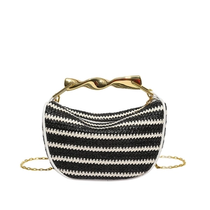 Détail de la texture tissée noir et blanc et de la poignée en métal doré du sac