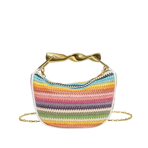 Sac demi-lune tressé arc-en-ciel avec poignée dorée et bandoulière chaîne pour vacances