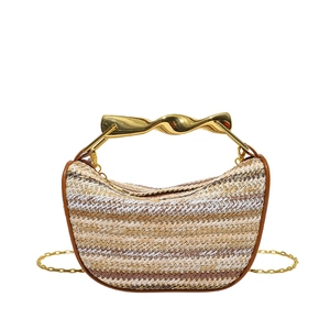Détail de la poignée en métal doré torsadé et de la texture tissée multicolore du sac