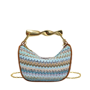 Détail du sac à main tissé multicolore avec poignée en métal doré et bandoulière