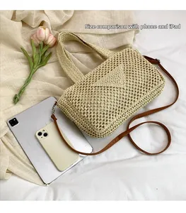 Detail der Strohtasche mit Dreiecksmuster, Lederband und iPad-Größenvergleich