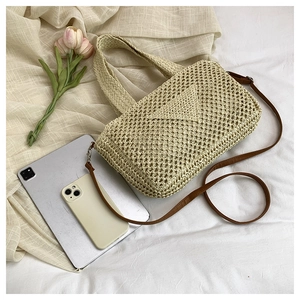 Stroh-Stofftasche im Detail mit Dreiecksgeflecht, braunen Trägern und Lifestyle-Layout