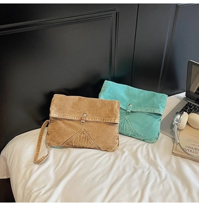 Détail de sacs bandoulière vintage en toile lavée kaki et bleu avec rabat enveloppe
