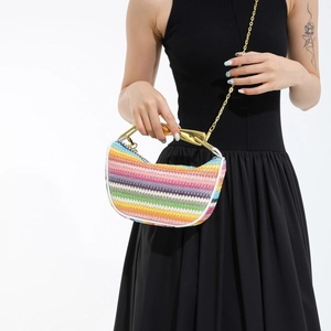 Sac bandoulière demi-lune tissé coloré avec chaîne dorée et motifs à rayures