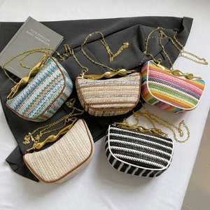 Collection de sacs à main demi-lune tissés avec anses métalliques et motifs rayés colorés