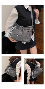 Vues détaillées du sac en jean gris avec plusieurs poches et pendentif à franges tissé