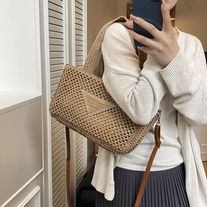 Minimalistische Strohtasche Strandtasche mit braunem Lederriemen beim Spiegel-Selfie