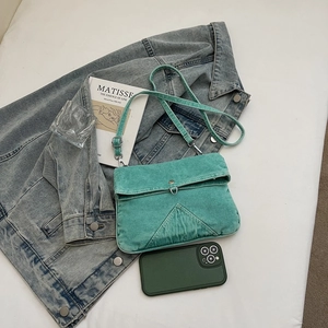 Sac messager oversize en jean délavé style japonais bleu cyan avec bandoulière réglable