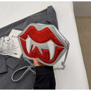 Détail du sac à lèvres de vampire pailleté avec dents blanches et chaîne en argent