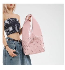 Detailansicht der rosa glänzenden Hobo-Tasche mit Silbernieten und Ledertextur