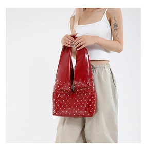 Detail der roten Lackleder-Tote-Bag mit glänzenden Silbernieten und großem Innenraum