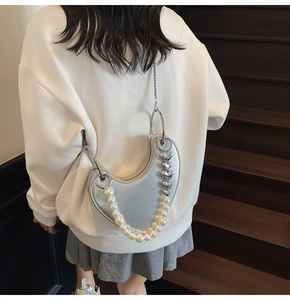 Borsa a tracolla a mezzaluna argento specchiato con grandi perle bianche e cuori