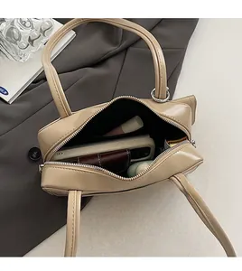 Vista interna che mostra la capienza del vano portaoggetti della borsa in pelle beige