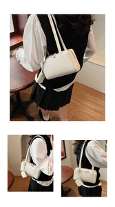 Dettaglio della borsa baguette bianco crema con mini pochette e doppia cerniera