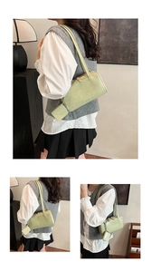 Dettaglio borsa sottobraccio verde chiaro con mini pochette e consistenza in pelle liscia