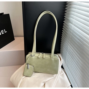 Vista dettagliata della borsa a spalla verde chiaro in ecopelle con mini borsellino incluso