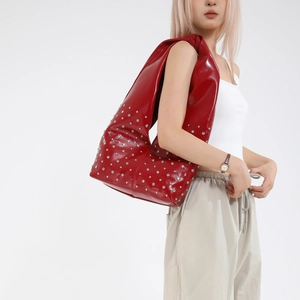 Hobo-Tasche aus glänzendem rotem Lackleder mit silbernen Nieten und breitem Gurt