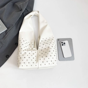 Minimalistische weiße Nieten-Einkaufstasche Hobo-Stil mit silbernen Nieten und Trageriemen